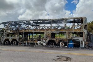 onibus-fica-destruido-apos-pegar-fogo-na-br-116,-em-jaguaribe;-nao-houve-feridos