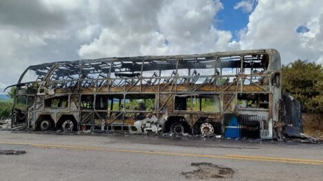 onibus-fica-destruido-apos-pegar-fogo-na-br-116,-em-jaguaribe;-nao-houve-feridos