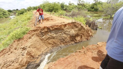 elmano-visita-comunidades-atingidas-pelas-chuvas-em-morada-nova,-no-ceara