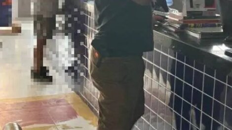 cgd-afasta-delegado-flagrado-armado,-de-bermuda,-chinelo-e-com-camisa-da-policia-civil-em-loja