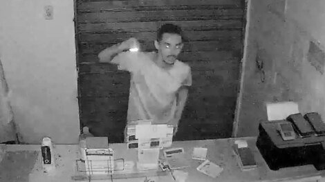 camera-flagra-homem-invadindo-e-furtando-loja-de-celulares-na-grande-fortaleza