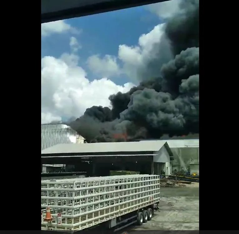 incendio-de-grandes-proporcoes-atinge-industria-de-plasticos-em-maracanau