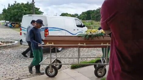 caixao-de-funcionario-degolado-no-ijf-chega-ao-local-do-velorio,-na-grande-fortaleza