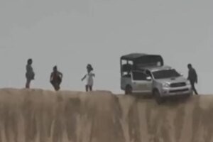 video-mostra-carro-‘pendurado’-enquanto-turistas-tiram-foto-em-duna-proximo-de-jericoacoara