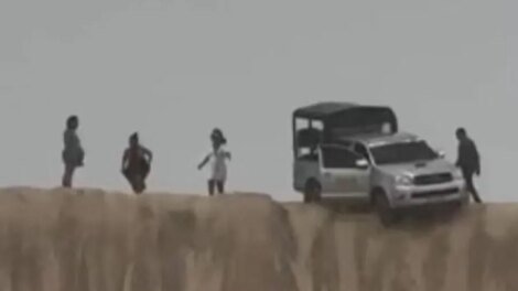 video-mostra-carro-‘pendurado’-enquanto-turistas-tiram-foto-em-duna-proximo-de-jericoacoara