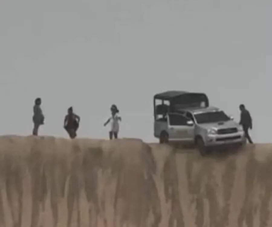 video-mostra-carro-‘pendurado’-enquanto-turistas-tiram-foto-em-duna-proximo-de-jericoacoara
