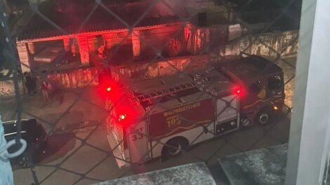 incendio:-fogo-toma-imovel-em-fortaleza-e-e-contido-apos-acao-dos-bombeiros