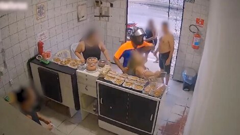 cameras-de-seguranca-flagram-dupla-cometendo-serie-de-assaltos-em-bairro-de-fortaleza