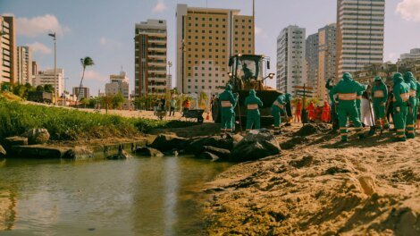 agefis-autua-cagece-por-vazamento-de-esgoto-na-av.-beira-mar