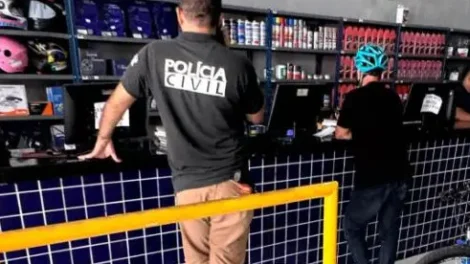 policia-civil-regulamenta-uso-de-uniformes-apos-delegado-andar-armado-com-camisa-e-bermuda