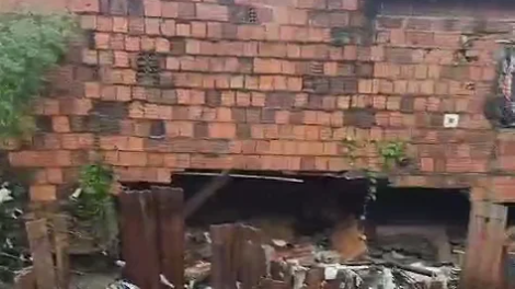 tres-casas-desabam-na-periferia-de-fortaleza;-outras-sete-estao-sob-risco