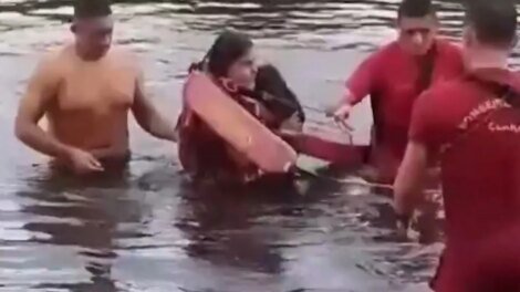 policial-resgata-mulher-e-cachorro-que-ficaram-8-horas-presos-em-rio-no-interior-do-ceara