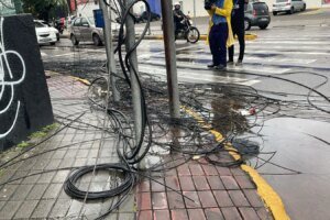 caminhao-arrasta-fios-de-energia-e-avenida-e-interditada-em-fortaleza