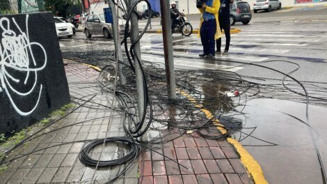 caminhao-arrasta-fios-de-energia-e-avenida-e-interditada-em-fortaleza