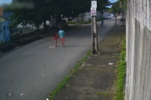 motorista-e-vitima-de-assalto-por-casal-armado-ao-estacionar-veiculo-em-bairro-de-fortaleza