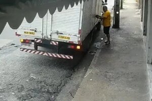 dupla-furta-mercadorias-de-caminhao-avaliadas-em r$-12-mil-no-centro-de-fortaleza