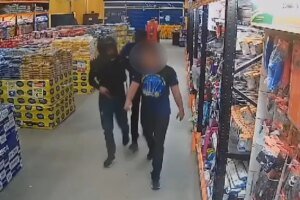 homens-armados-sao-flagrados-fazendo-assalto-a-supermercado-na-grande-fortaleza