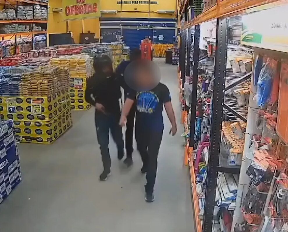 homens-armados-sao-flagrados-fazendo-assalto-a-supermercado-na-grande-fortaleza