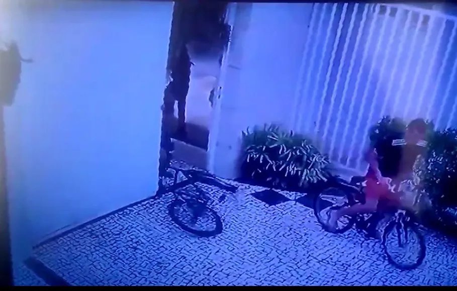 assaltantes-em-bicicletas-roubam-moradora-de-condominio-na-entrada-de-garagem-no-bairro-varjota