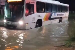 com-chuvas,-rodovia-br-222-e-bloqueada-apos-rio-transbordar-em-fortaleza