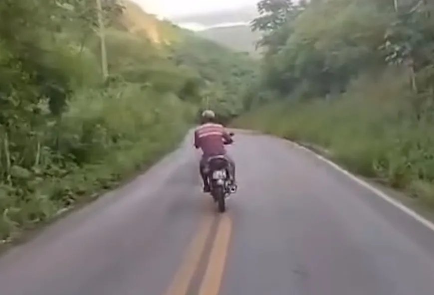 motociclista-e-flagrado-descendo-serra-em-“zigue-zague”-no-interior-do-ceara