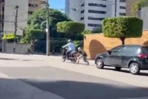 motociclista-arremessa-capacete-e-danifica-vidro-de-carro-apos-briga-de-transito-em-fortaleza