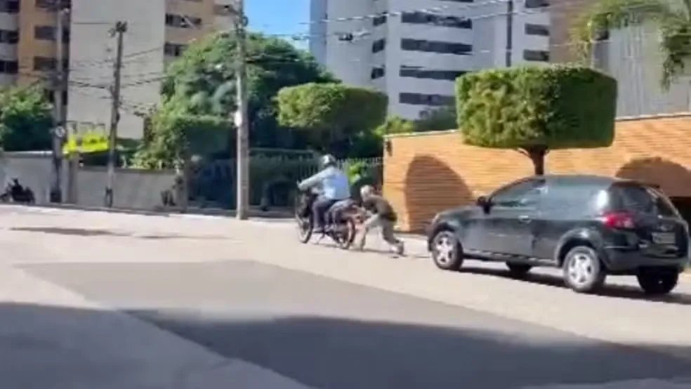 motociclista-arremessa-capacete-e-danifica-vidro-de-carro-apos-briga-de-transito-em-fortaleza