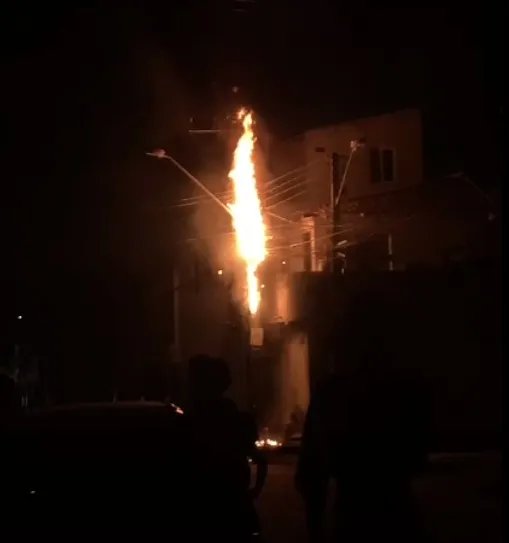 incendio:-poste-de-energia-pega-fogo-no-bairro-mondubim,-em-fortaleza