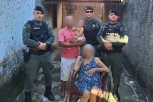 idosa-e-salva-por-policiais-militares-apos-ficar-engasgada