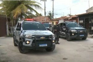 policia-resgata-mulher-feita-refem-pelo-companheiro-em-maracanau