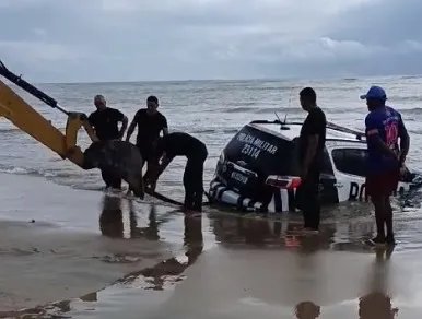 video:-viatura-da-policia-militar-e-engolida-pelo-mar-em-praia-no-ceara