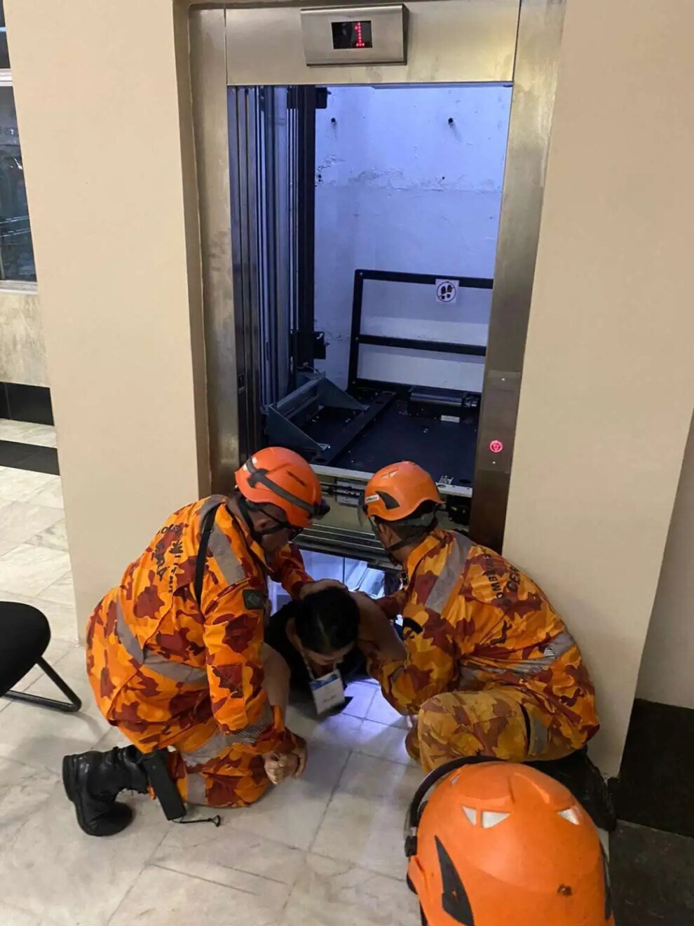 bombeiros-resgatam-quatro-enfermeiras-presas-em-elevador-de-faculdade-em-fortaleza