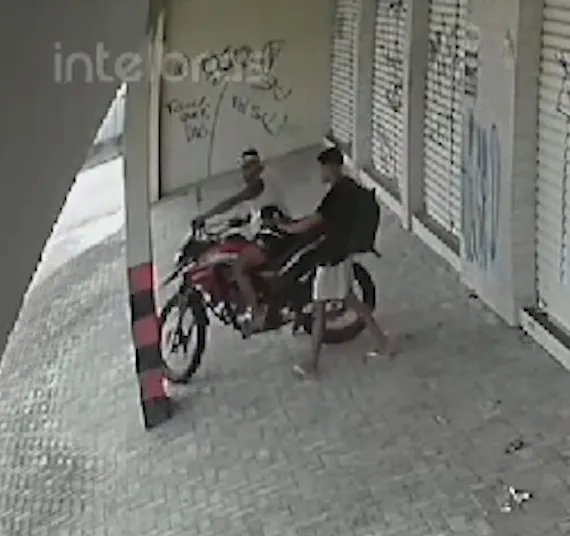 video:-dois-homens-sobem-em-moto,-mas-desistem-de-roubar-veiculo-em-fortaleza