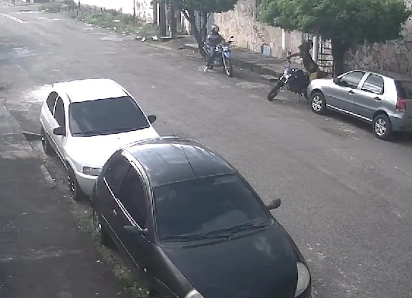 criminosos-destravam-motocicleta-com-chave-e-furtam-veiculo-em-rua-de-fortaleza