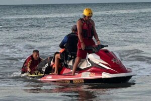 bombeiros-realizam-resgate-de-velejadores-de-kitesurf-que-ficaram-a-deriva-na-praia-do-cumbuco