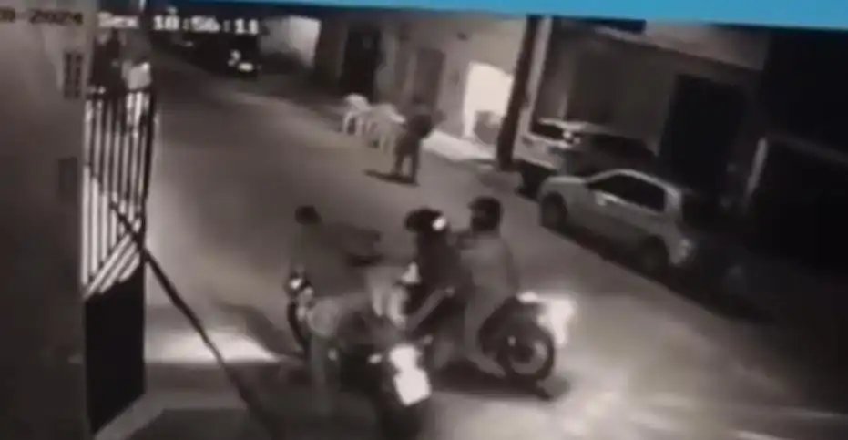 pai-vai-buscar-filho-em-casa-e-tem-moto-assaltada;-confira-video