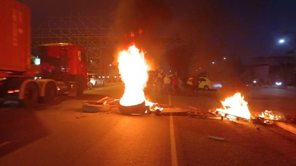 moradores-fazem-protesto-na-br-116-apos-receber-ameaca-de-expulsao-de-facoes-criminosas