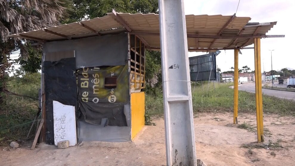assaltantes-roubam-barraca-de-lanches-e-levam-celulares-de-clientes,-comida-e-micro-ondas