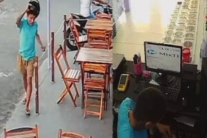 cameras-flagram-dupla-em-moto-fazendo-assalto-a-loja-de-acai-em-fortaleza