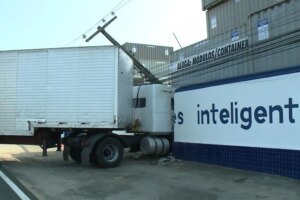 caminhao-perde-o-controle-na-br-116,-bate-em-poste-e-derruba-parte-de-um-muro