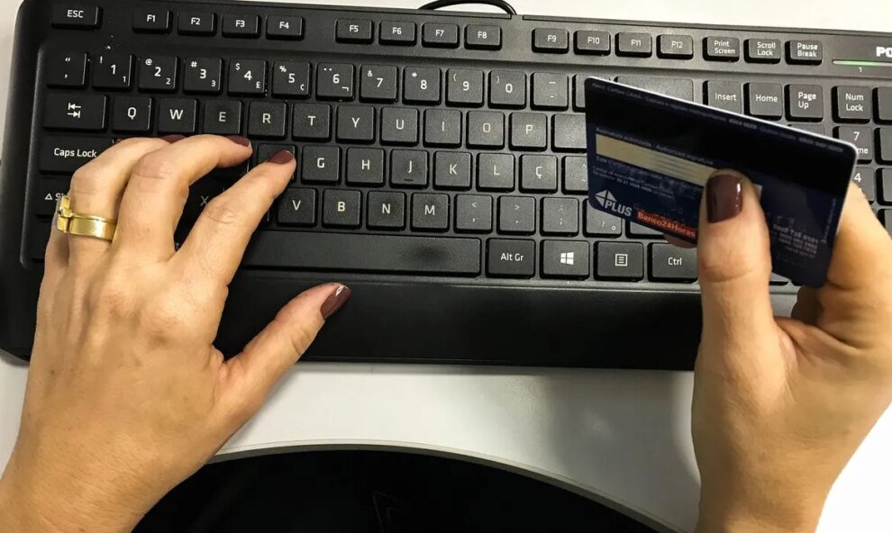 amiga-e-condenada-a-pagar-r$-180-mil-apos-usar-cartao-de-credito-emprestado-no-ceara