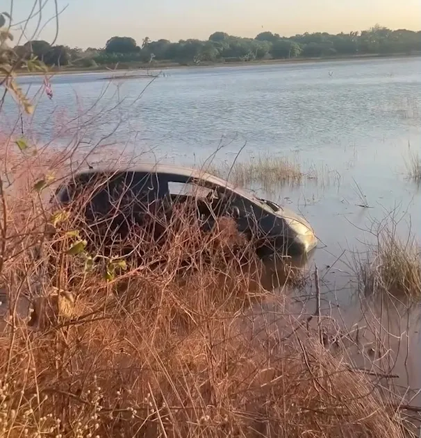 carro-cai-em-lagoa-em-jijoca-de-jericoacoara-ao-desviar-de-motociclista-que-fazia-manobras-arriscadas