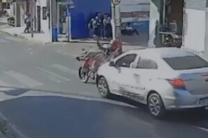 video:-homem-e-crianca-em-moto-sao-atingidos-por-carro-no-centro-de-boa-viagem