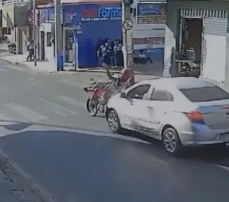 video:-homem-e-crianca-em-moto-sao-atingidos-por-carro-no-centro-de-boa-viagem