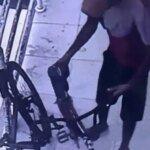 bicicleta-e-furtada-na-rampa-de-supermercado;-cameras-registram-acao