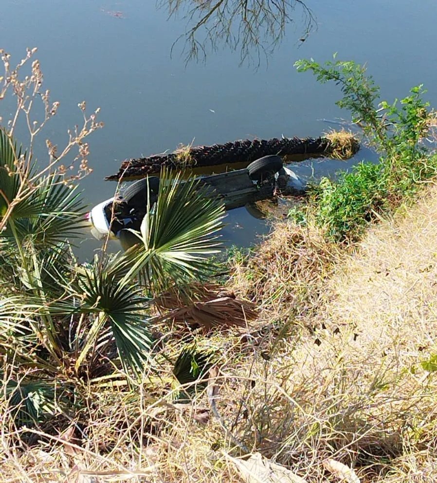 motorista-morre-apos-carro-cair-em-acude-e-ficar-submerso-em-jaguaribe,-no-interior-do-ceara
