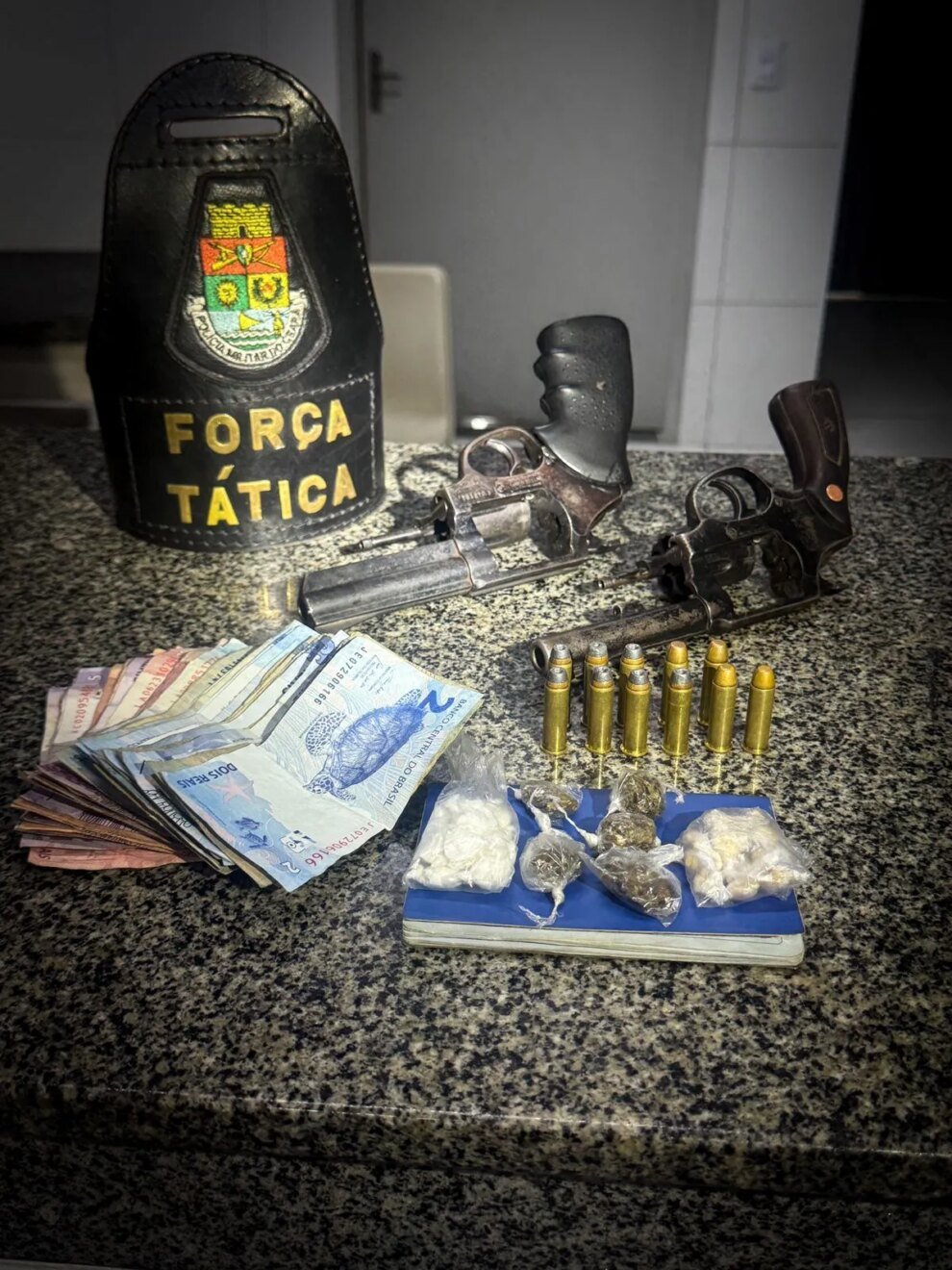 policia-militar-apreende-revolveres,-municoes-e-drogas-em-taua
