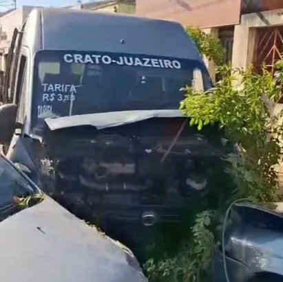 van-desgovernada-com-jogadores-colide-com-tres-veiculos-e-deixa-tres-feridos-no-crato;-video