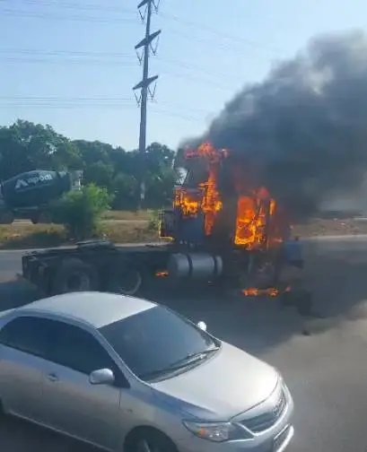 caminhao-fica-destruido-por-incendio-na-rodovia-quarto-anel-viario,-em-maracanau