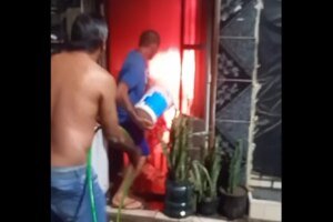 incendio:-casa-pega-fogo-com-criancas-dentro-e-vizinhos-usam-baldes-d’agua-para-apagar-as-chamas